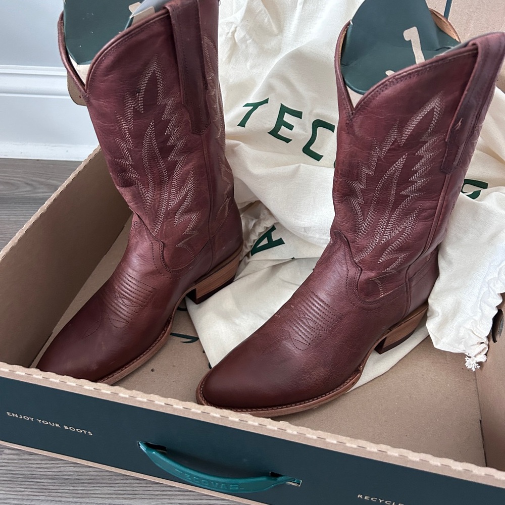 NIB Tecovas Jamie II Chestnut Leather Cowboy Boots with stitching
